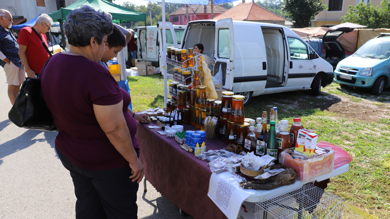 塞紫金助力矿区周边社区养蜂产业发展
