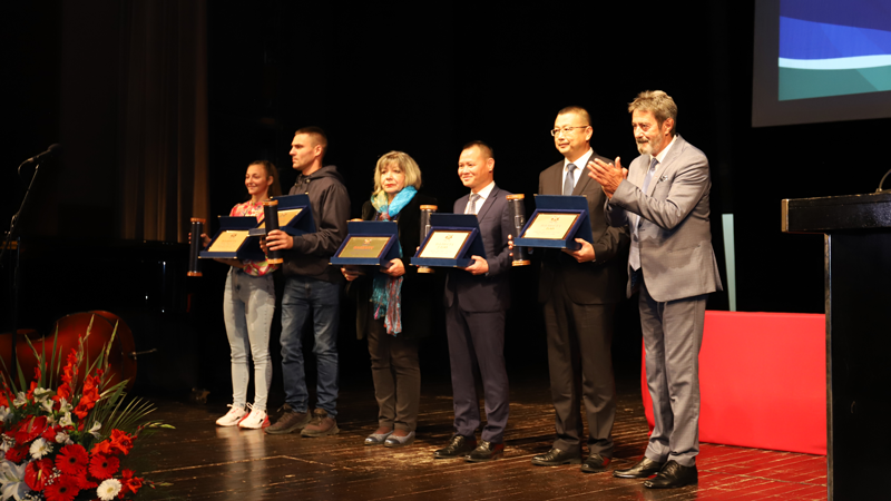 塞紫金、塞紫铜获颁波尔市“杰出贡献奖”